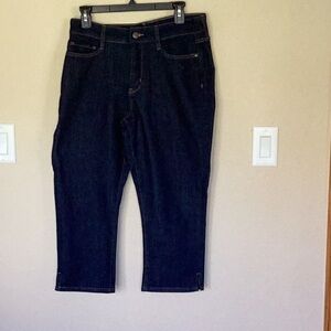 Women’s dark denim capris.